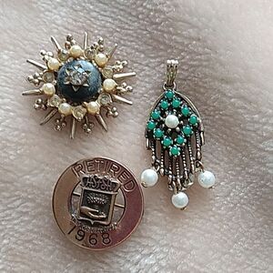 Lot 3 vintage pendent